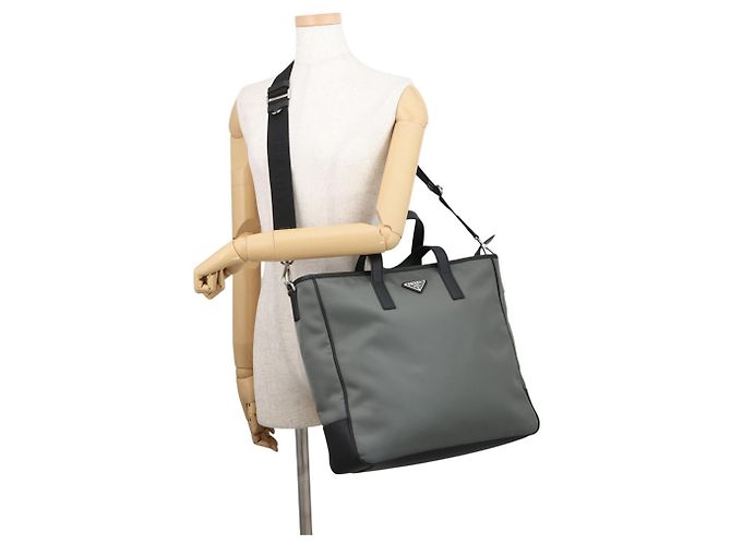 Borsa Tote Triangle in nylon Saffiano Prada Marrone Nero - vista 5