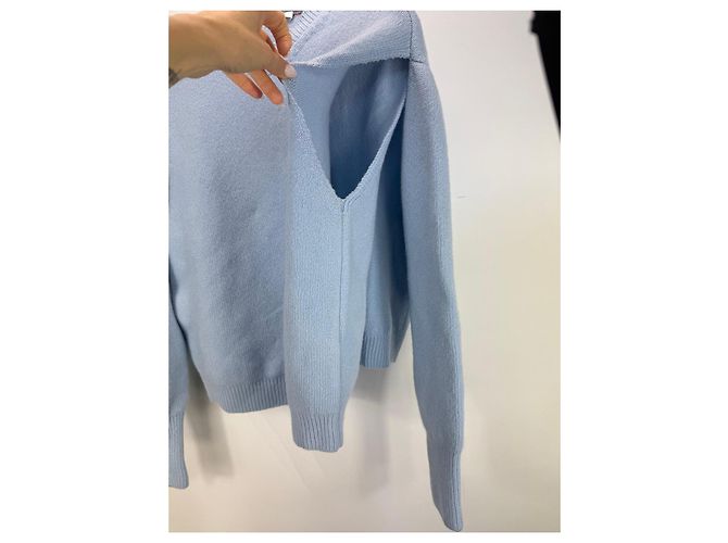 Salvatore Ferragamo hellblauer Cashmere-Pullover mit V-Ausschnitt und Cut-Out-Details - Ansicht 3