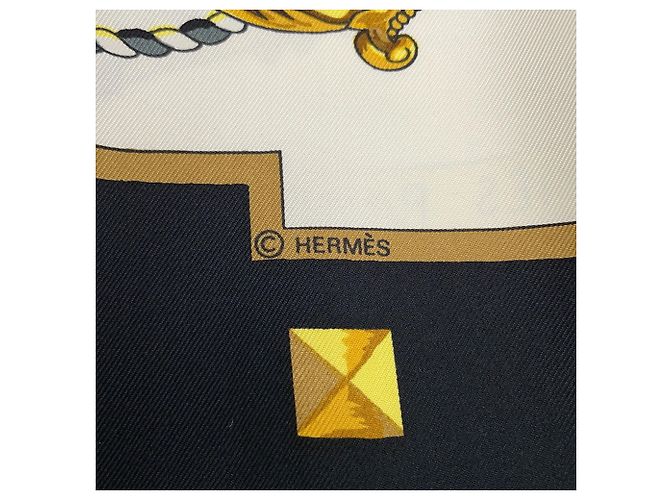 Sciarpa in seta Hermès Carré 90 - Motivo LES CLES Nero Bianco D'oro - vista 11