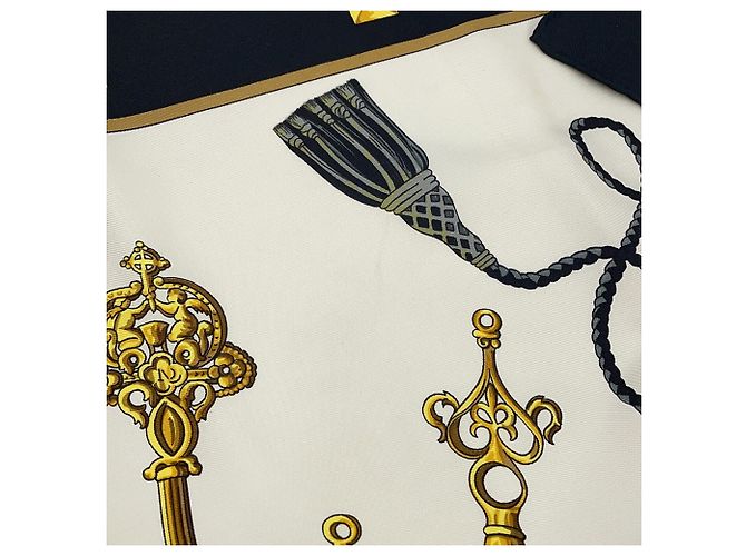 Sciarpa in seta Hermès Carré 90 - Motivo LES CLES Nero Bianco D'oro - vista 3