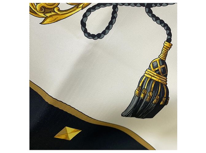 Sciarpa in seta Hermès Carré 90 - Motivo LES CLES Nero Bianco D'oro - vista 5