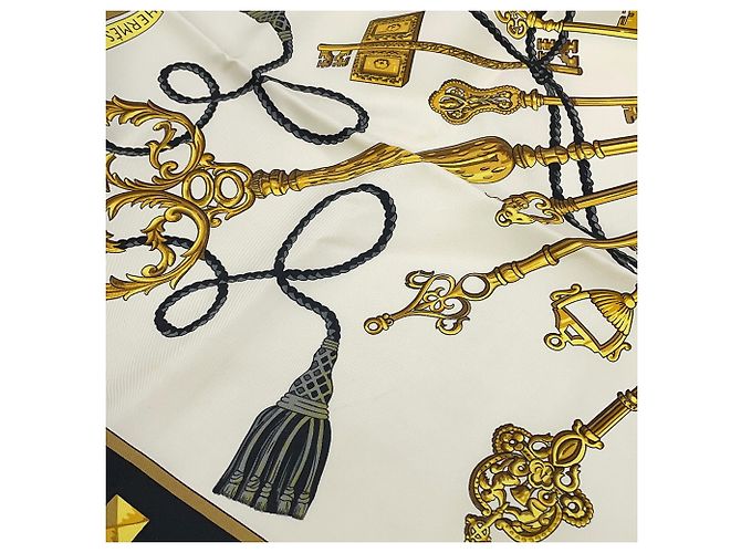 Sciarpa in seta Hermès Carré 90 - Motivo LES CLES Nero Bianco D'oro - vista 8