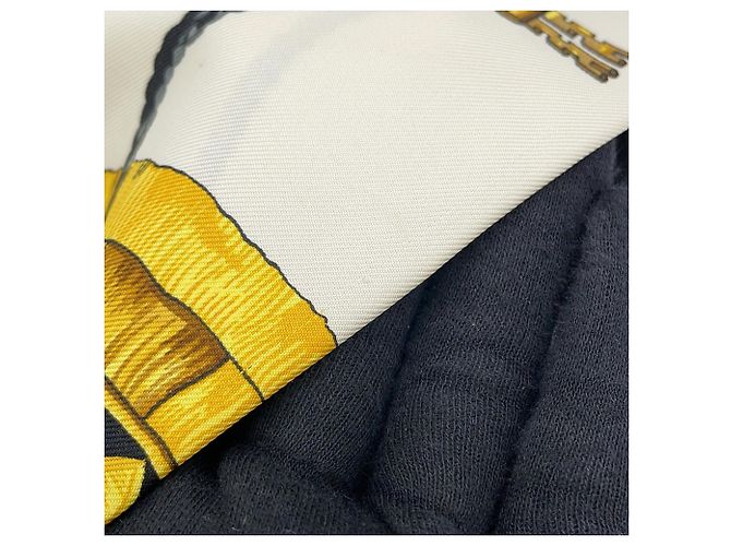 Sciarpa in seta Hermès Carré 90 - Motivo LES CLES Nero Bianco D'oro - vista 9