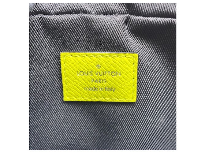 Borsa a tracolla Louis Vuitton Taiga Lama Giallo - vista 14