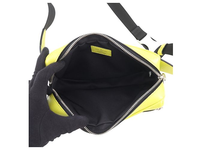 Borsa a tracolla Louis Vuitton Taiga Lama Giallo - vista 6