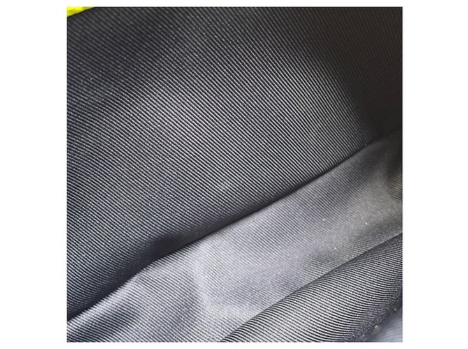 Borsa a tracolla Louis Vuitton Taiga Lama Giallo - vista 7