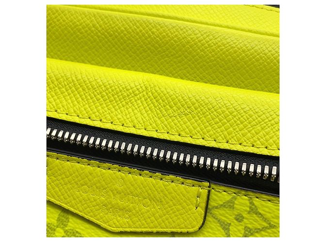 Borsa a tracolla Louis Vuitton Taiga Lama Giallo - vista 8