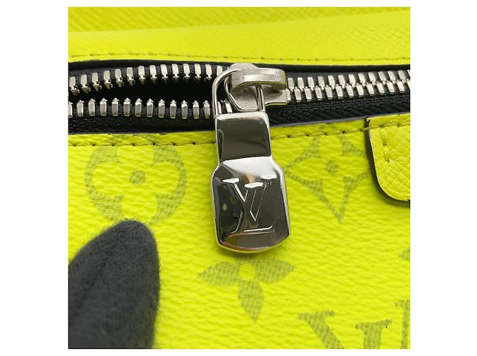 Borsa a tracolla Louis Vuitton Taiga Lama Giallo - vista 9