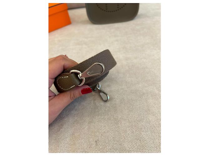 Borsa a tracolla Hermès Aline Mini in pelle granulata Marrone - vista 10