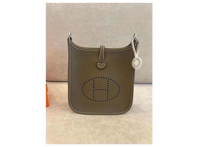 Borsa a tracolla Hermès Aline Mini in pelle granulata Marrone - vista 3