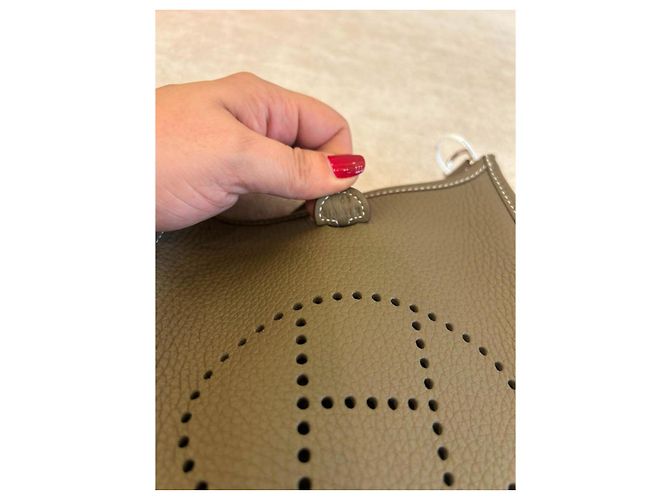 Borsa a tracolla Hermès Aline Mini in pelle granulata Marrone - vista 4