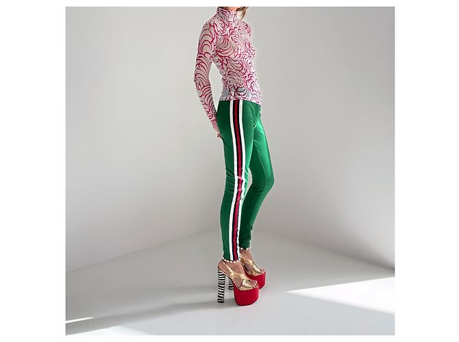 Calças de jogging em jersey verde com acabamento em pérolas Gucci Spring 2017 Runway - vista 3