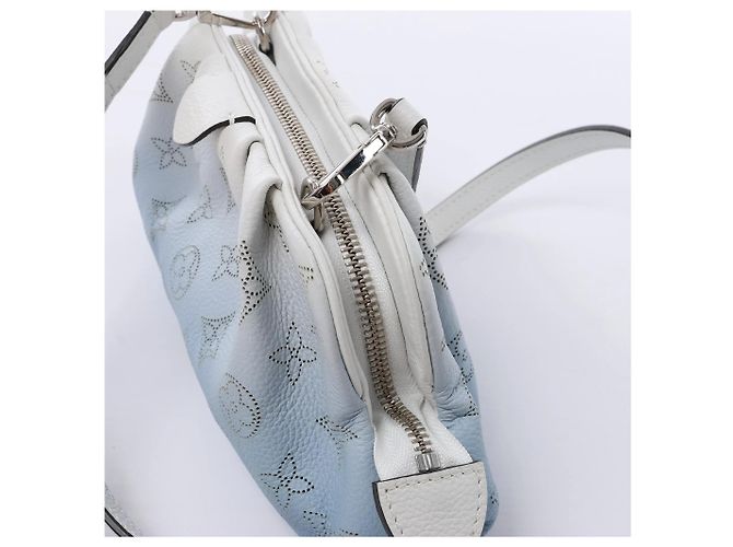 Borsa a tracolla Louis Vuitton Scala Mini Mahina in pelle bianca x blu M80497 - vista 5