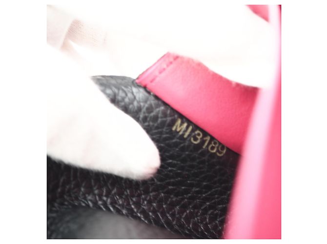 Capucines Louis Vuitton Taurillon Long Wallet aus schwarzem Leder - Ansicht 18