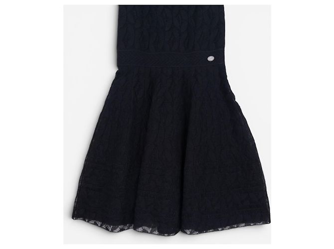 Vestido mini línea A de encaje Little Black de Chanel by Karl Lagerfeld SS17 - vista 4