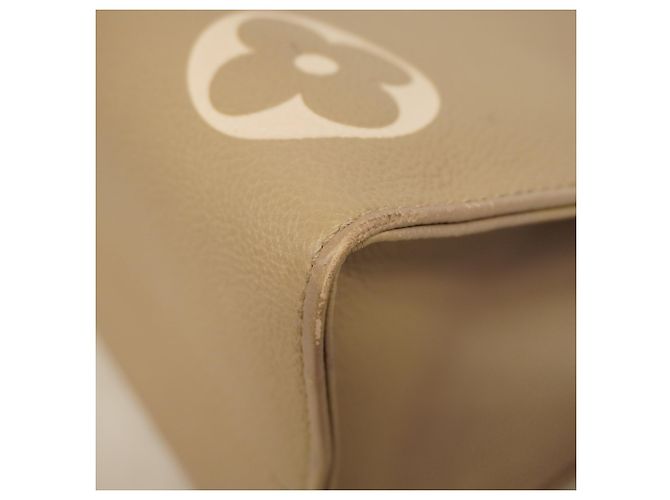 Borsa Tote Louis Vuitton Monogram Empreinte Bicolor OnTheGo MM Grigio Crudo - vista 6