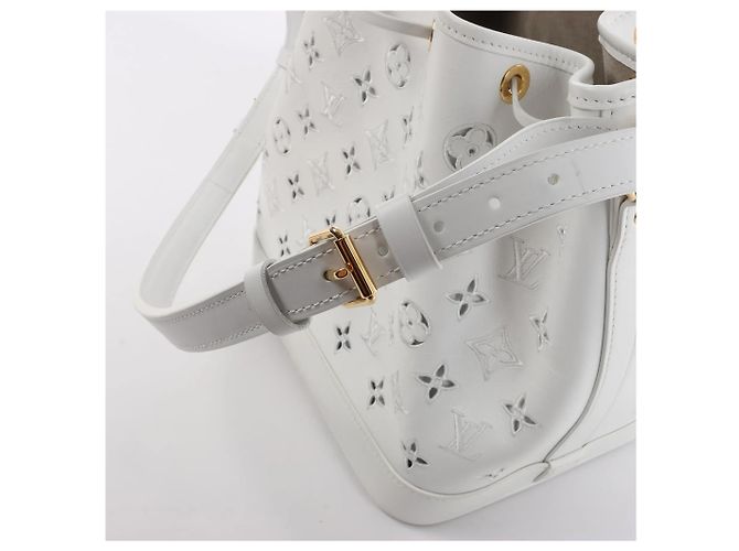 Borsa a tracolla Louis Vuitton Petit Noe NM Monogram Cutout Bianco M20740 Beige - vista 10