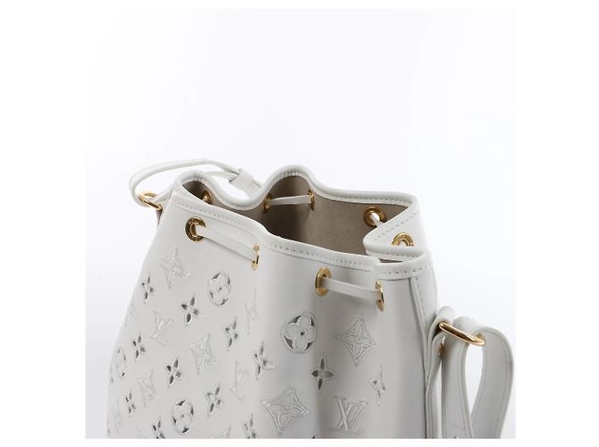 Borsa a tracolla Louis Vuitton Petit Noe NM Monogram Cutout Bianco M20740 Beige - vista 5