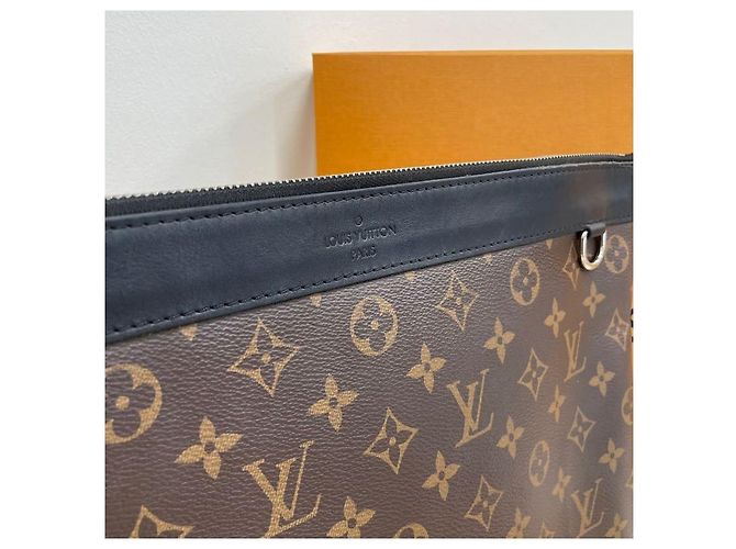 Louis Vuitton Pochette Monogram Discovery Marrone - vista 3