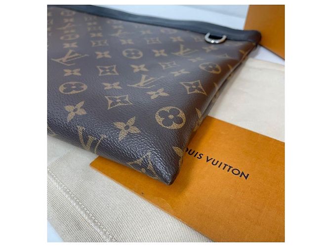 Louis Vuitton Pochette Monogram Discovery Marrone - vista 4