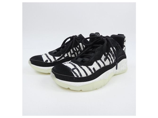 Sneakers Chanel Graphic Logo Nylon Suede Nero Bianco - vista 3