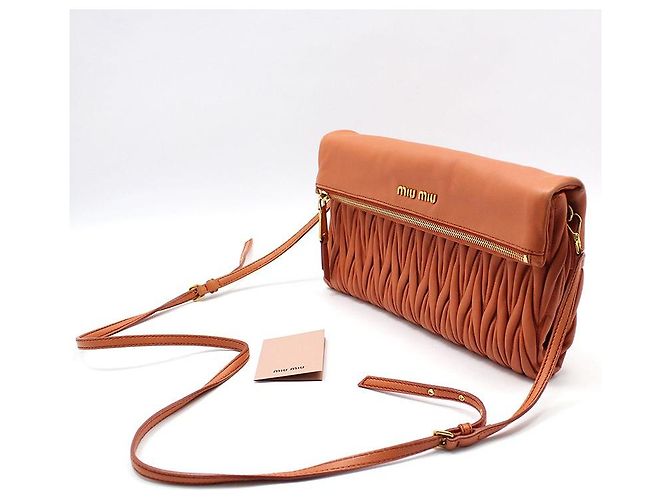 Miu Miu Clutch crossbody in nappa trapuntata arancione e rosa - vista 2