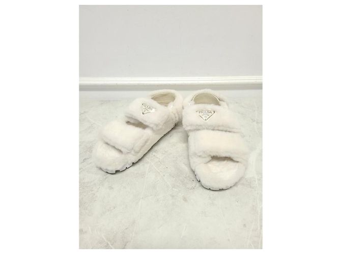 Prada Sandali con listino in shearling e logo a triangolo bianco - vista 2