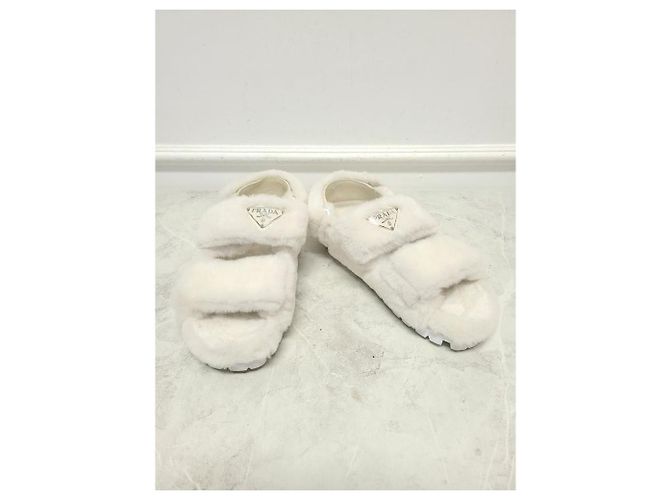 Prada Sandali con listino in shearling e logo a triangolo bianco - vista 3