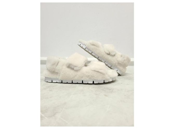 Prada Sandali con listino in shearling e logo a triangolo bianco - vista 4