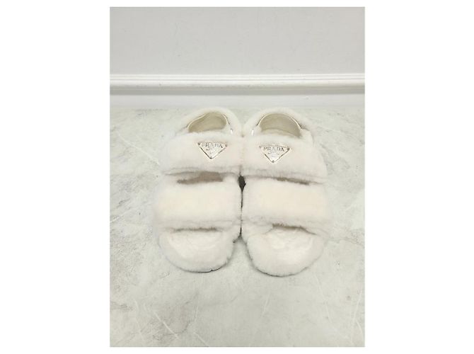 Prada Sandali con listino in shearling e logo a triangolo bianco - vista 5