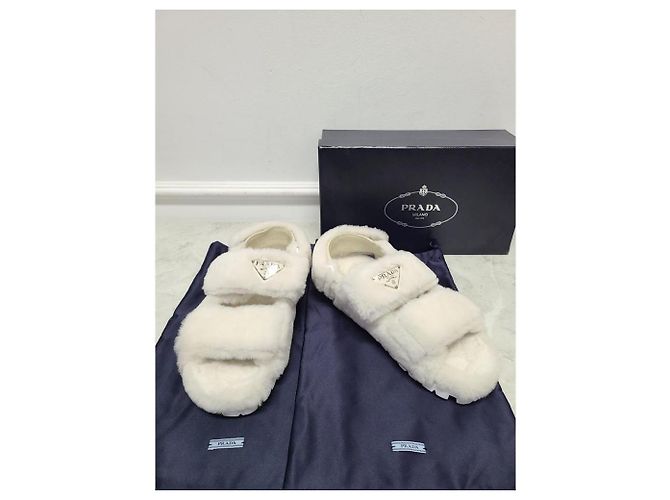 Prada Sandali con listino in shearling e logo a triangolo bianco - vista 7