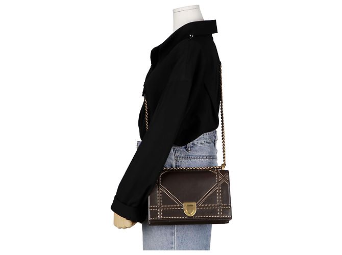 Dior Borsa a tracolla in pelle marrone scuro con borchie a forma di lama - vista 8