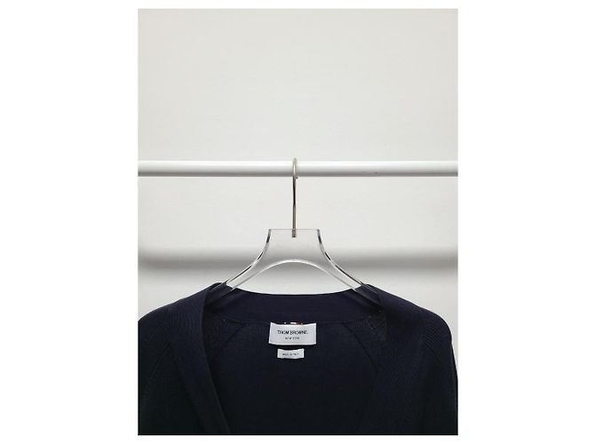 Thom Browne Asymmetrischer V-Ausschnitt Baumwoll-Cardigan in Navy Blau - Ansicht 2
