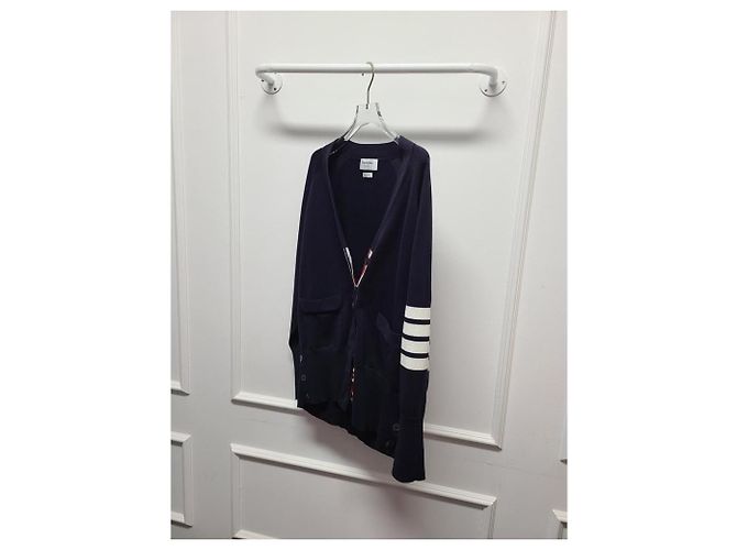 Thom Browne Asymmetrischer V-Ausschnitt Baumwoll-Cardigan in Navy Blau - Ansicht 3
