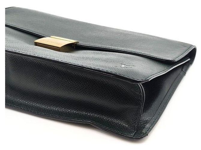 Louis Vuitton Clutch Taiga Serenga Verde - vista 5