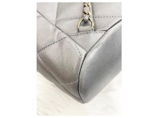 Chanel Mochila Season em couro de vitelo com aba Silver Series Prata - vista 11