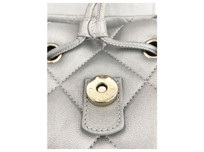 Chanel Mochila Season em couro de vitelo com aba Silver Series Prata - vista 15