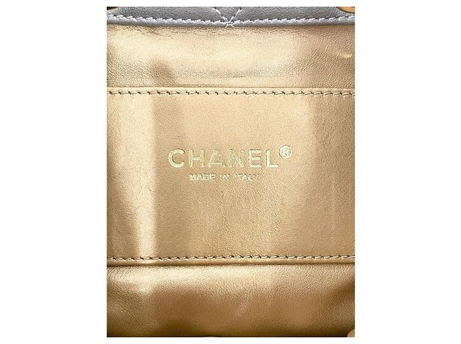 Chanel Mochila Season em couro de vitelo com aba Silver Series Prata - vista 21