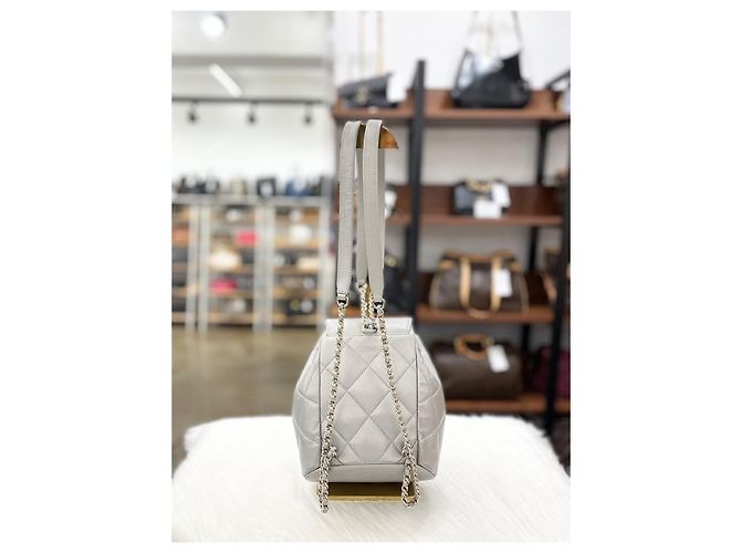 Chanel Mochila Season em couro de vitelo com aba Silver Series Prata - vista 3
