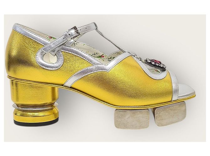 Gucci Décolleté e sandali con tacco in pelle metallizzata dorata e cristalli D'oro - vista 2
