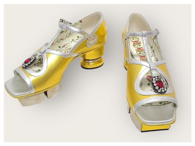 Gucci Décolleté e sandali con tacco in pelle metallizzata dorata e cristalli D'oro - vista 3
