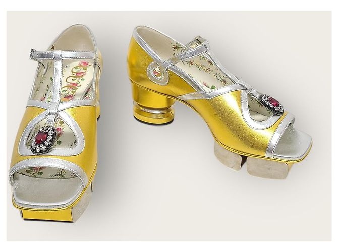 Gucci Décolleté e sandali con tacco in pelle metallizzata dorata e cristalli D'oro - vista 4