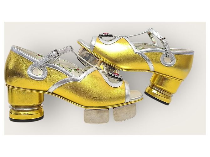 Gucci Décolleté e sandali con tacco in pelle metallizzata dorata e cristalli D'oro - vista 5