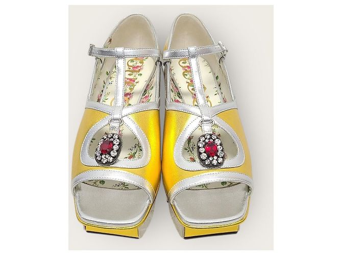 Gucci Décolleté e sandali con tacco in pelle metallizzata dorata e cristalli D'oro - vista 6