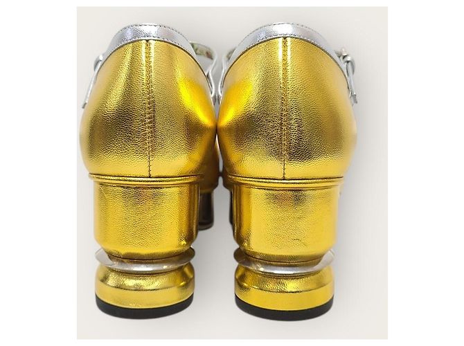 Gucci Décolleté e sandali con tacco in pelle metallizzata dorata e cristalli D'oro - vista 7