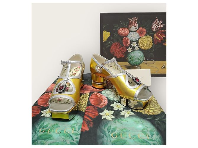 Gucci Décolleté e sandali con tacco in pelle metallizzata dorata e cristalli D'oro - vista 8