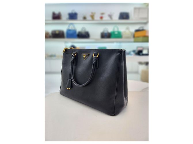 Prada Borsa Tote Saffiano Lux Gold con Doppia Cerniera Nero - vista 10