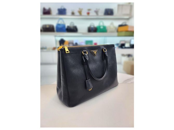 Prada Borsa Tote Saffiano Lux Gold con Doppia Cerniera Nero - vista 11