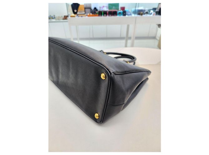 Prada Borsa Tote Saffiano Lux Gold con Doppia Cerniera Nero - vista 14