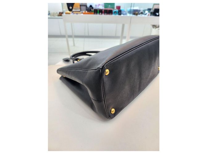 Prada Borsa Tote Saffiano Lux Gold con Doppia Cerniera Nero - vista 15